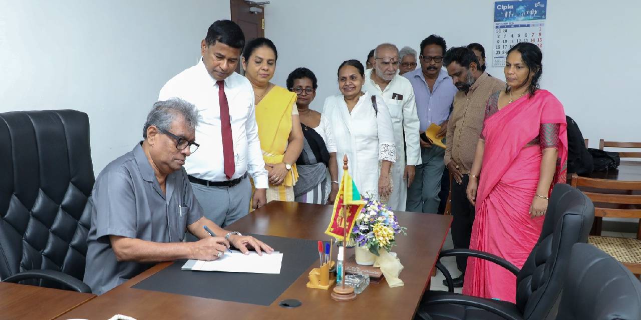 ජාතික පුස්තකාල හා ප්රලේඛන සේවා මණ්ඩලයේ නව සභාපති ලෙස රත්න ශ්රී විජේසිංහට ජාතික පුස්තකාල හා ප්රලේඛන සේවා මණ්ඩලයේ නව සභාපති ලෙස රත්න ශ්රී විජේසිංහට