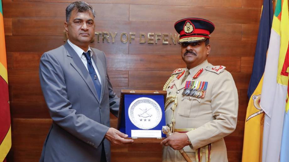නව යුද හමුදාපති ආරක්ෂක ලේකම් හමුවෙයි නව යුද හමුදාපති ආරක්ෂක ලේකම් හමුවෙයි