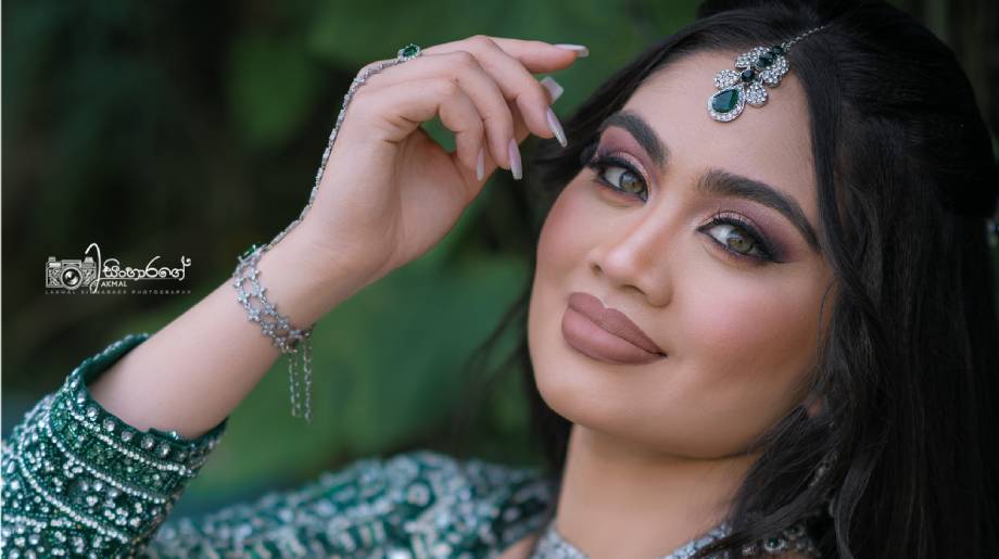 ”ශ්රී ලංකා ටීම් එකේ, ලස්සනම වයිෆ් ඉන්නෙ මහීෂ්ට” – Photos ”ශ්රී ලංකා ටීම් එකේ, ලස්සනම වයිෆ් ඉන්නෙ මහීෂ්ට” – Photos
