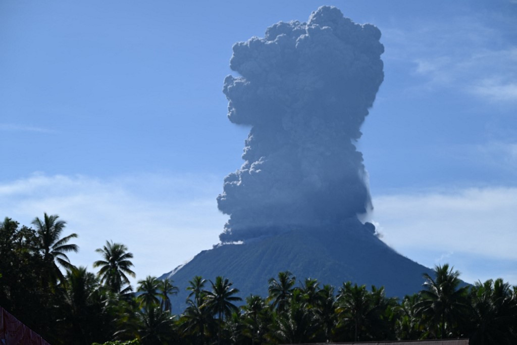 ඉන්දුනීසියාවේ ඉබු කන්ද පුපුරා යයි ඉන්දුනීසියාවේ ඉබු කන්ද පුපුරා යයි