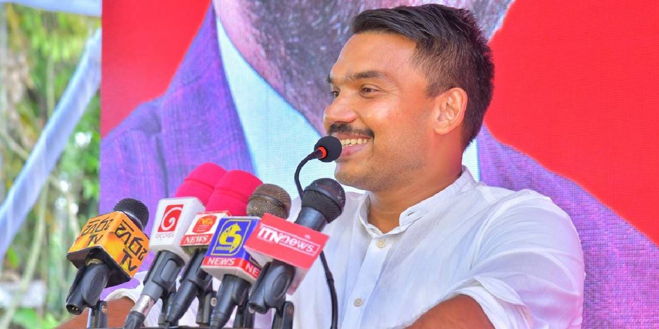 බස් රථ සහ ත්රිරෝද රථ අලංකරණය කලාවක් බස් රථ සහ ත්රිරෝද රථ අලංකරණය කලාවක්