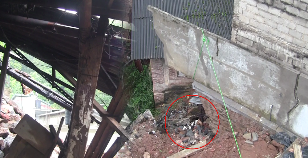 මහනුවර, ඉදිවෙමින් පවතින නිවසක දැවැන්ත තාප්පයක් නාය යයි