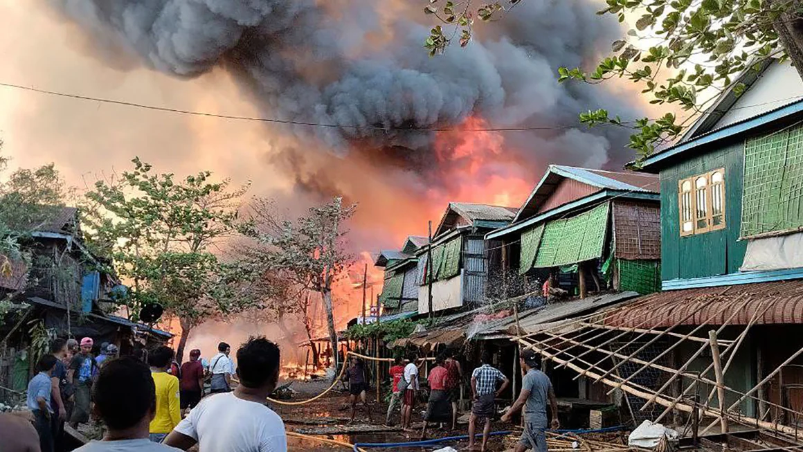 බටහිර මියන්මාරයේ ගම්මානයකට ගුවන් ප්රහාරයක් බටහිර මියන්මාරයේ ගම්මානයකට ගුවන් ප්රහාරයක්