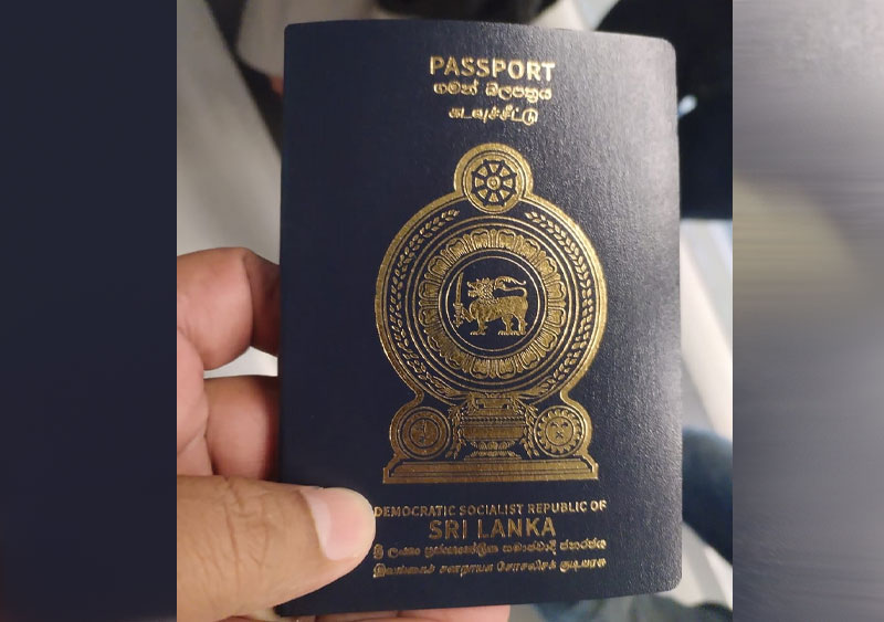 පාස්පෝට් අර්බුදය ගැන සොයා බැලීමට පත් කළ විද්වත් කමිටුවේ වාර්තාව කැබිනට් මණ්ඩලයට භාරදෙයි පාස්පෝට් අර්බුදය ගැන සොයා බැලීමට පත් කළ විද්වත් කමිටුවේ වාර්තාව කැබිනට් මණ්ඩලයට භාරදෙයි