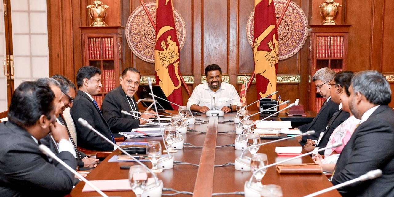 ජනපති අනුර නීතිපතිවරයා ඇතුළු නිලධාරින්ට දුන්න උපදෙස ජනපති අනුර නීතිපතිවරයා ඇතුළු නිලධාරින්ට දුන්න උපදෙස