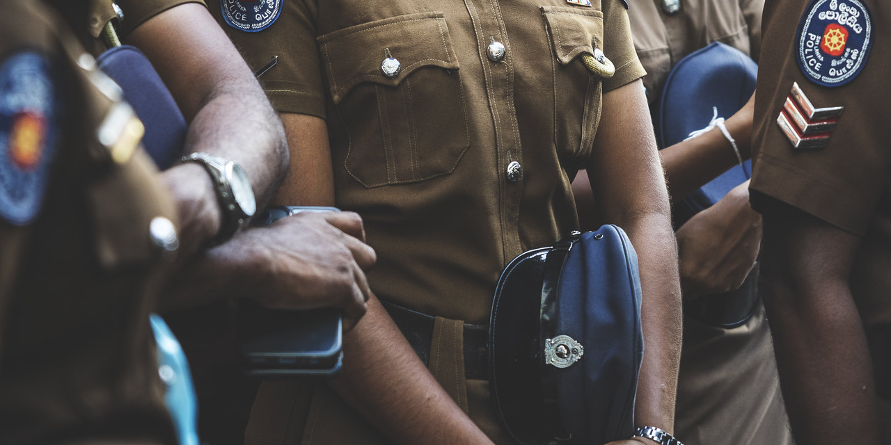 පොලිස් නිලධාරින්ගේ වැටුප් වැඩි කිරීම ගැන පැහැදිලි කිරීමක් පොලිස් නිලධාරින්ගේ වැටුප් වැඩි කිරීම ගැන පැහැදිලි කිරීමක්