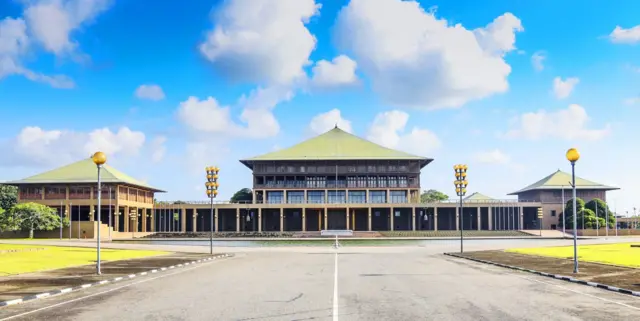 පසුගිය ආණ්ඩුවේ ලොක්කෝ මාසිකව ලක්ෂ 75ක් වැය කළ හැටි හෙළිවෙයි පසුගිය ආණ්ඩුවේ ලොක්කෝ මාසිකව ලක්ෂ 75ක් වැය කළ හැටි හෙළිවෙයි