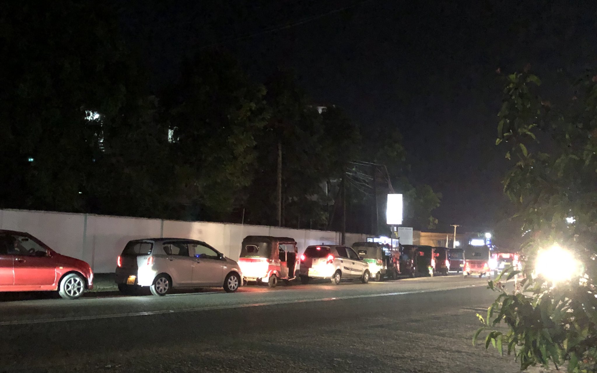 බය වෙන්න එපා – ඉන්ධන හිඟයක් නැහැ බය වෙන්න එපා – ඉන්ධන හිඟයක් නැහැ