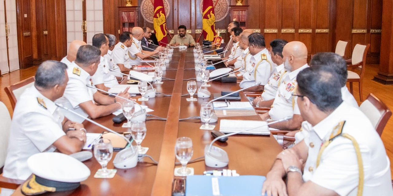 ජනපති සහ නාවික හමුදාවේ උසස් නිලධාරීන් අතර හමුවක් ජනපති සහ නාවික හමුදාවේ උසස් නිලධාරීන් අතර හමුවක්