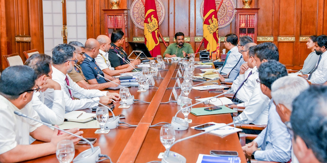 “ක්ලීන් ශ්රී ලංකා” කාර්යසාධක බලකායේ සාමාජිකයන් සහ ජනපති අතර හමුවක් “ක්ලීන් ශ්රී ලංකා” කාර්යසාධක බලකායේ සාමාජිකයන් සහ ජනපති අතර හමුවක්