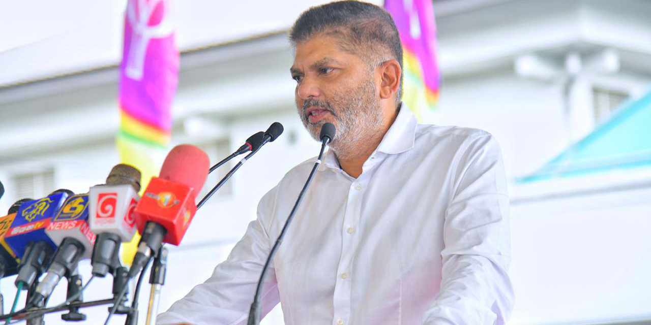 මගේ නෝනාට අත තියන්න එන්න එපා..! – හිටපු රාජ්ය අමාත්ය ලොහාන් ජනපතිට අනතුරු අඟවයි මගේ නෝනාට අත තියන්න එන්න එපා..! – හිටපු රාජ්ය අමාත්ය ලොහාන් ජනපතිට අනතුරු අඟවයි