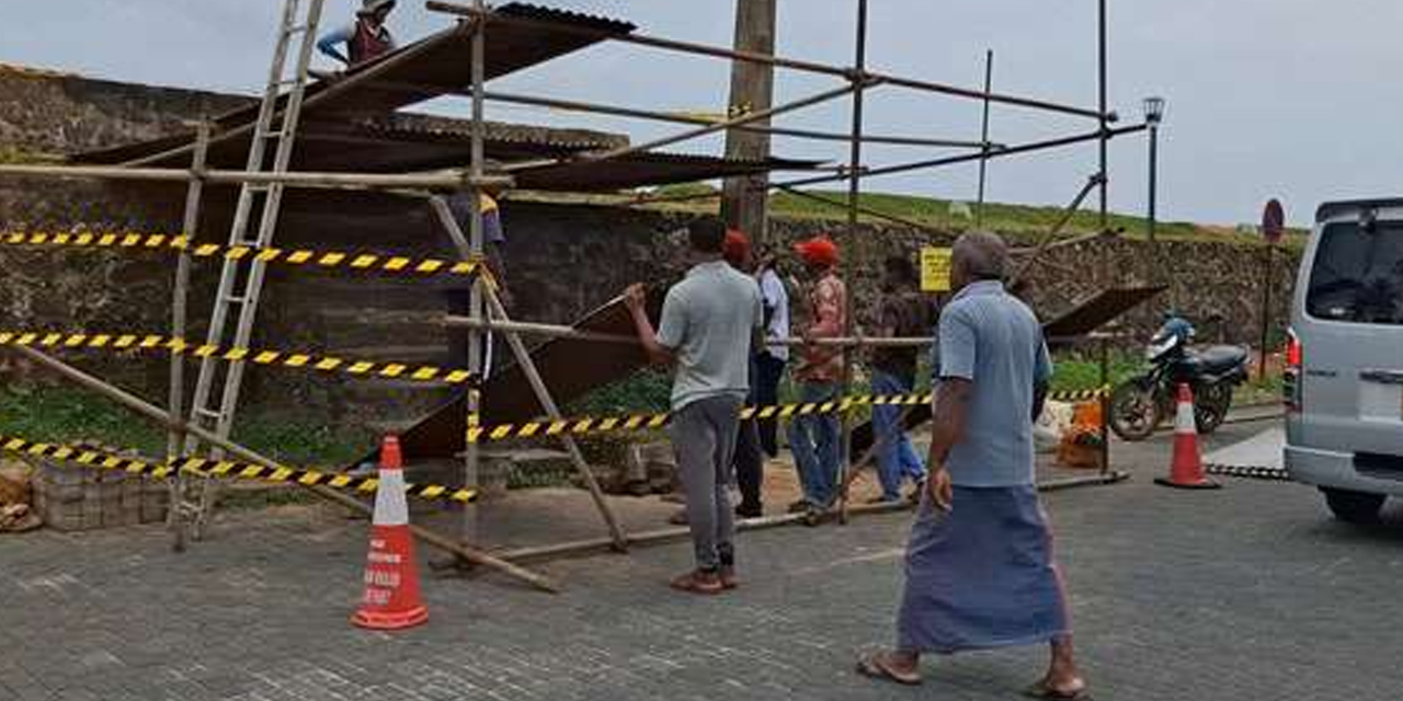 ගාලු කොටුවේ මාර්ගයේ කොටසක් ගිලා බසි ගාලු කොටුවේ මාර්ගයේ කොටසක් ගිලා බසි