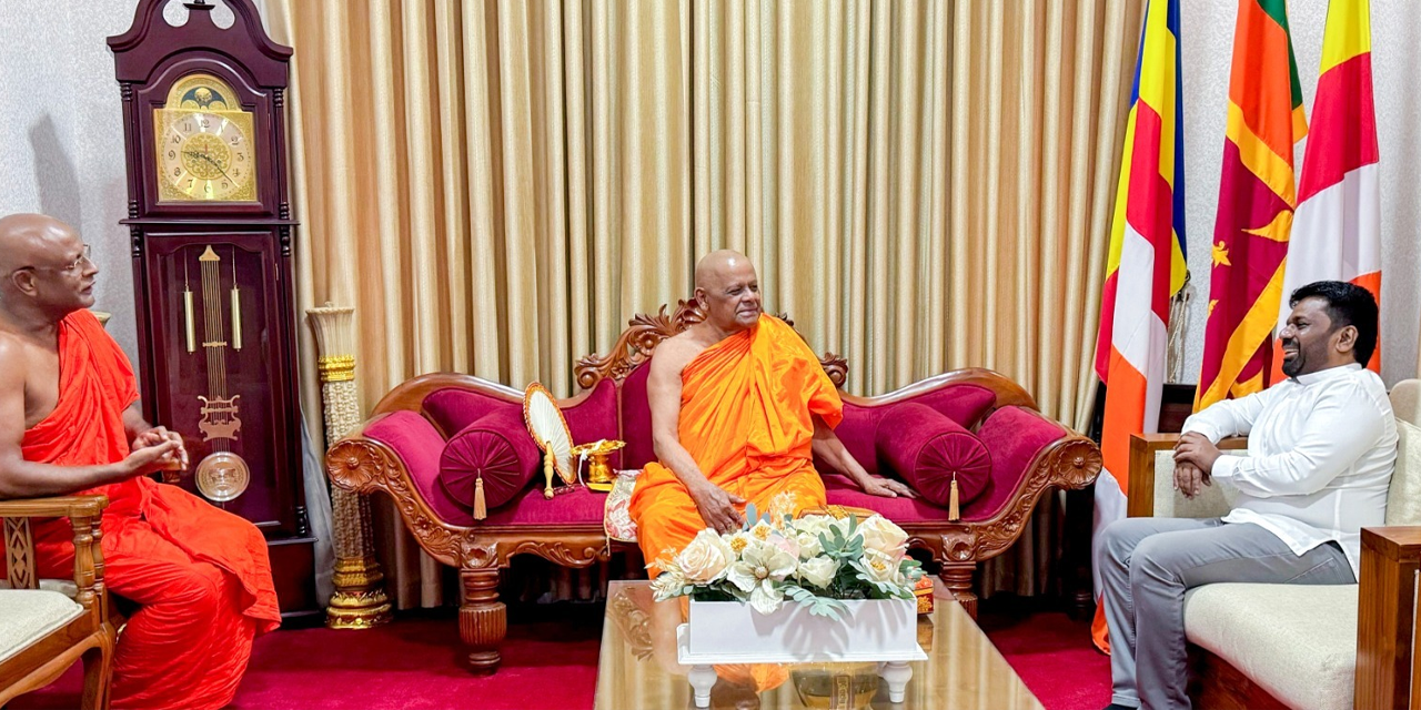 ජනපති මල්වතු, අස්ගිරි මහා නා හිමිවරුන් බැහැ දකී ජනපති මල්වතු, අස්ගිරි මහා නා හිමිවරුන් බැහැ දකී