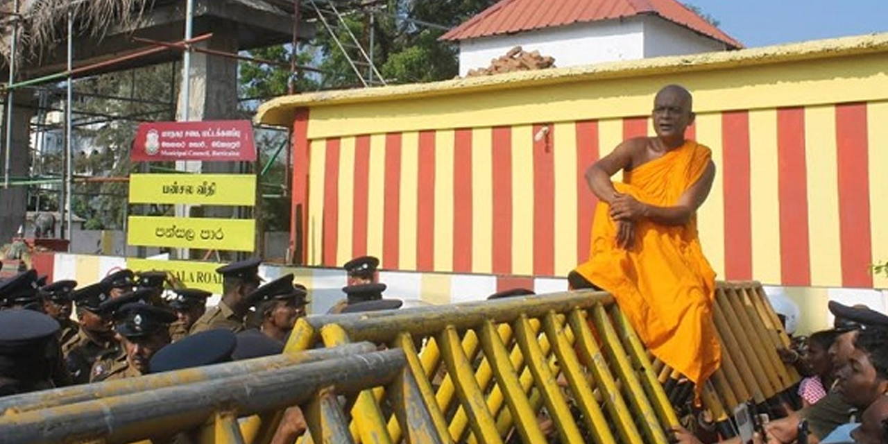 අම්පිටියේ සුමනරතන හිමියන් අත්අඩංගුවට අම්පිටියේ සුමනරතන හිමියන් අත්අඩංගුවට