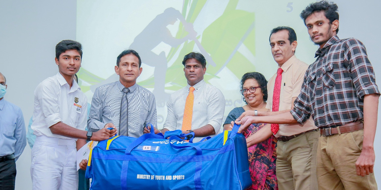 ක්‍රිකට් නැති පාසල්වලට ක්‍රිකට් උපකරණ බෙදයි